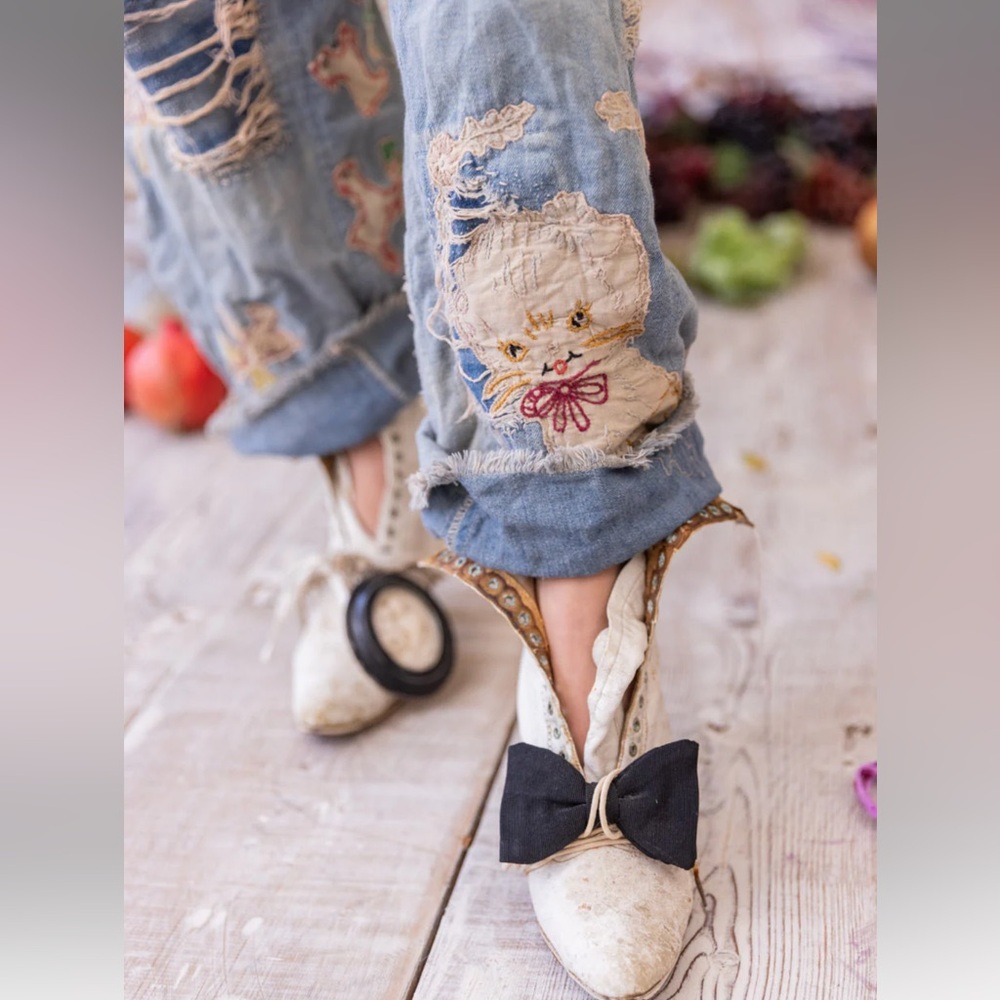 Magnolia Pearl Light Blue cat Embroidered Boyfriend Jeans - Picture 4 of 7